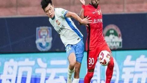 艾克森点球建功，郜林头球辅助，深圳队2-1惊险击败广州队